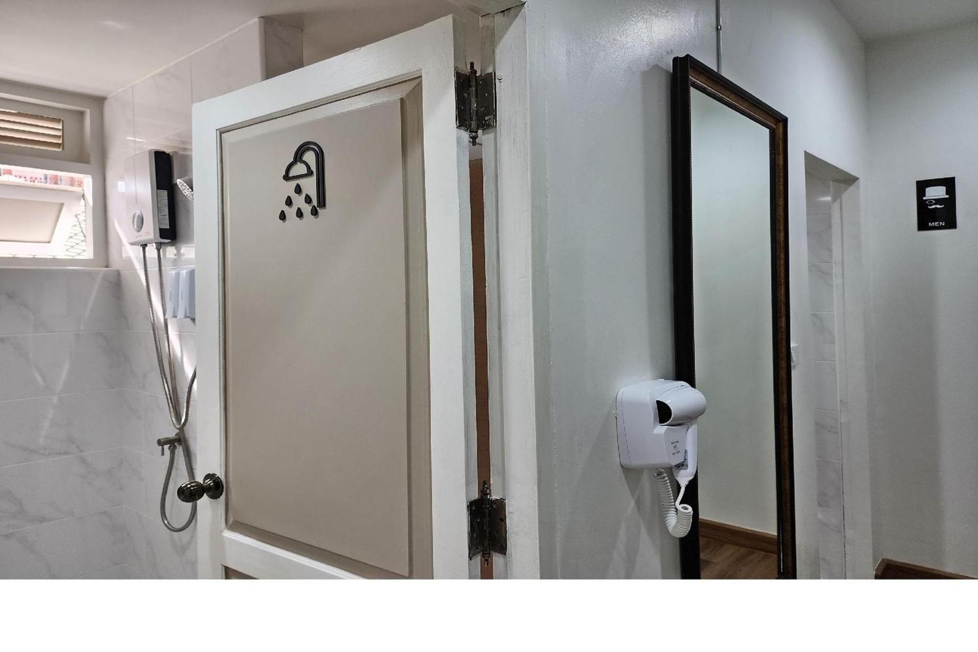 Forgotten Hostel Silom Bangkok Ngoại thất bức ảnh