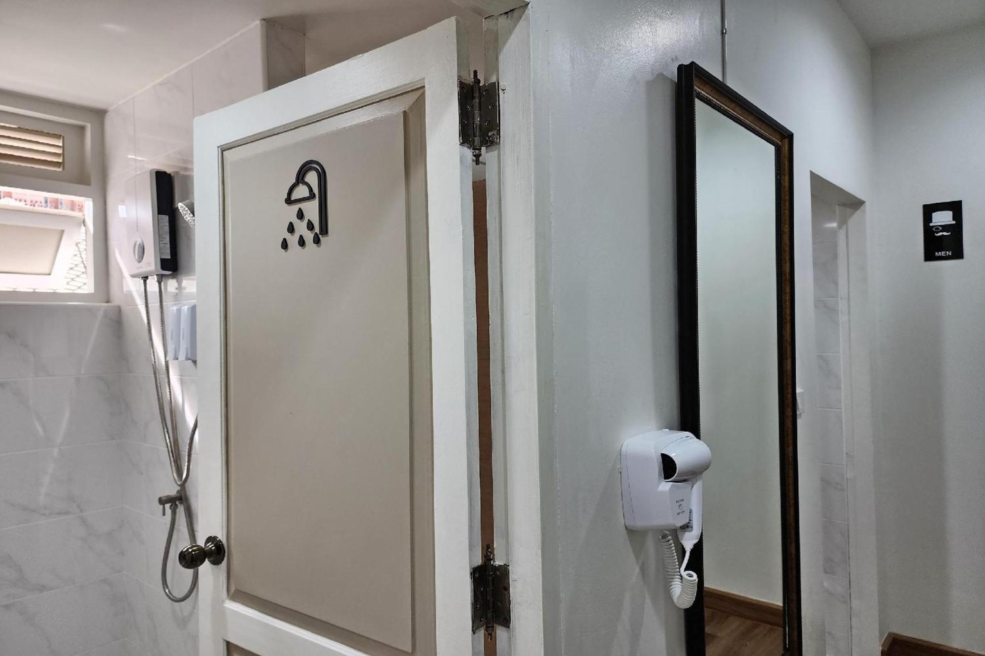 Forgotten Hostel Silom Bangkok Ngoại thất bức ảnh